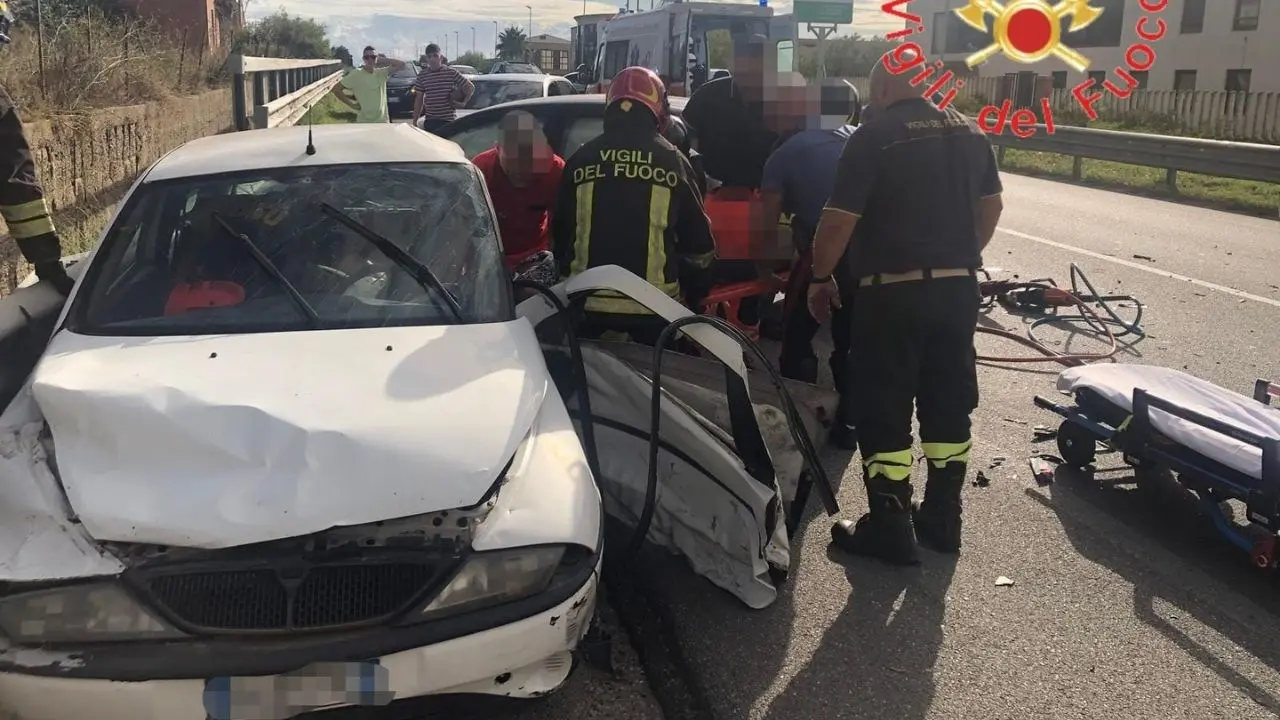 Incidente a Cropani, scontro tra due auto sulla statale 106: una donna estratta dalle lamiere e trasferita in elisoccorso