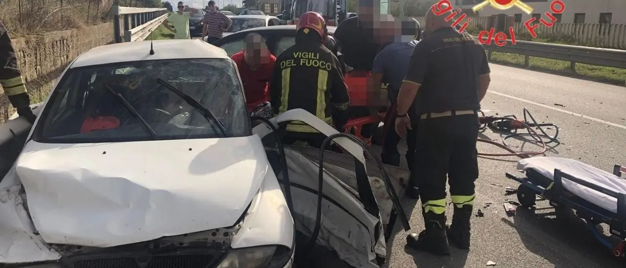 Incidente a Cropani, scontro tra due auto sulla statale 106: una donna estratta dalle lamiere e trasferita in elisoccorso