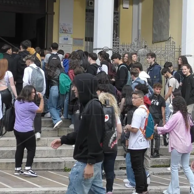 Prima campanella in Calabria: «ansia» per gli studenti dell’ultimo anno e aspettative per chi inizia «una nuova avventura»