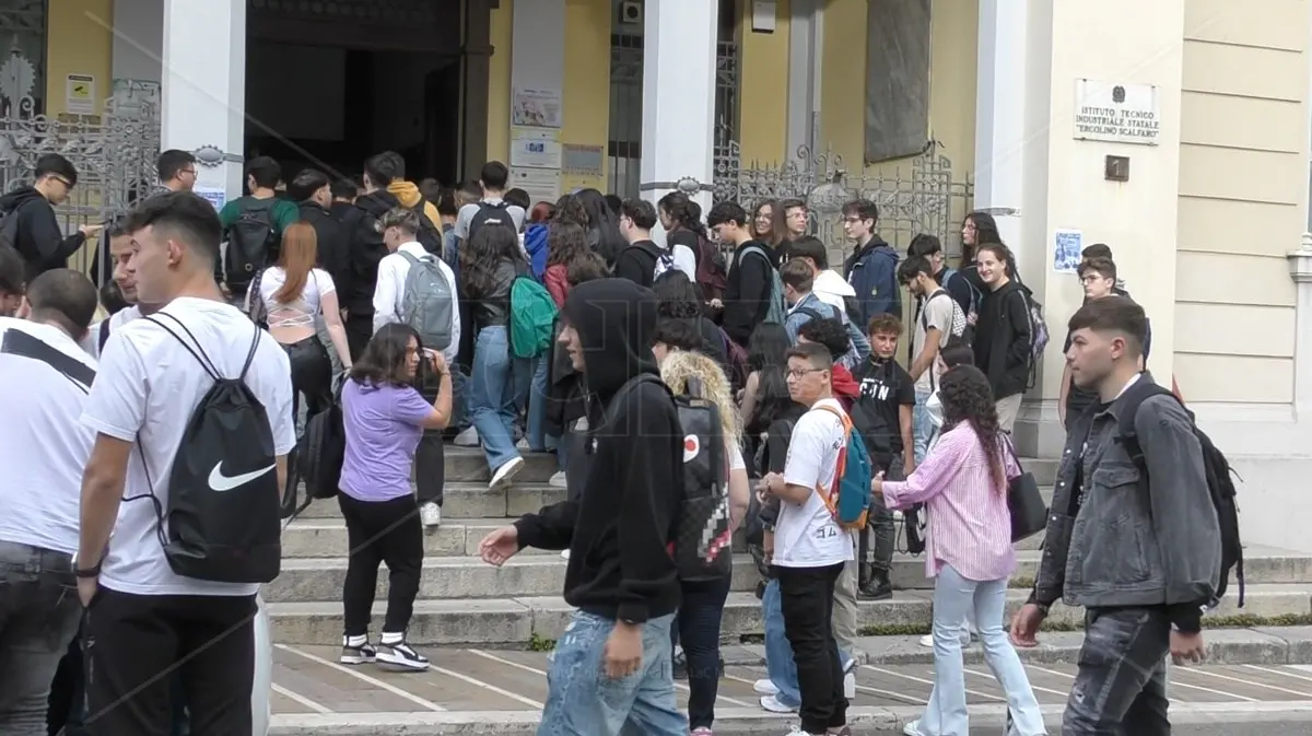 Prima campanella in Calabria: «ansia» per gli studenti dell’ultimo anno e aspettative per chi inizia «una nuova avventura»