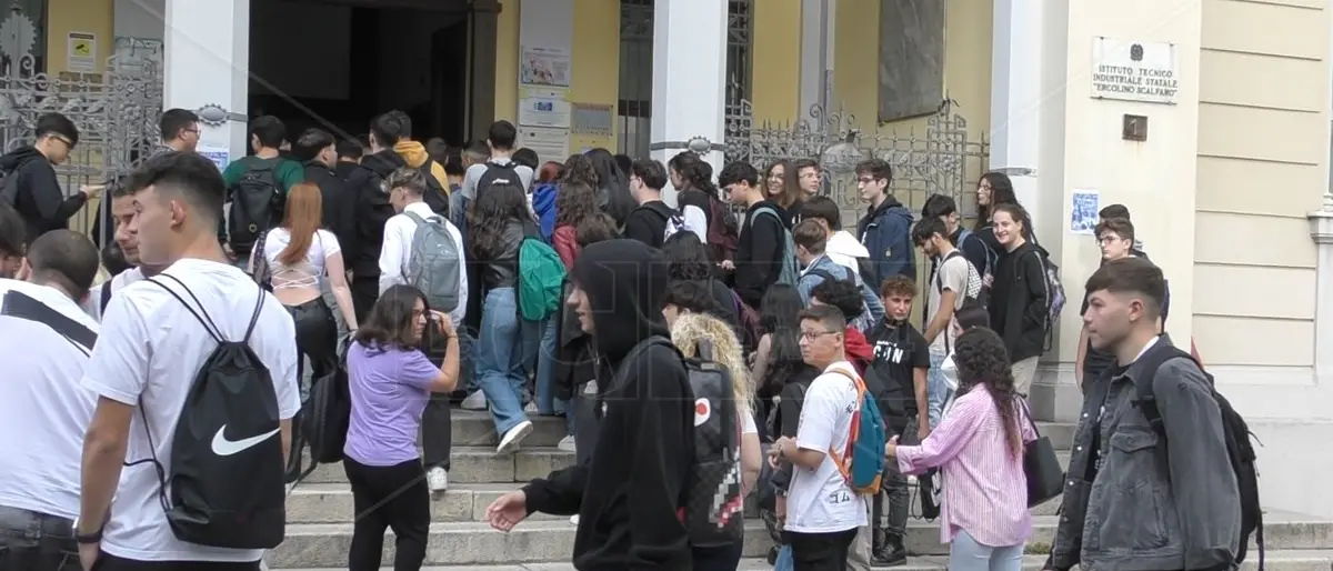Prima campanella in Calabria: «ansia» per gli studenti dell’ultimo anno e aspettative per chi inizia «una nuova avventura»