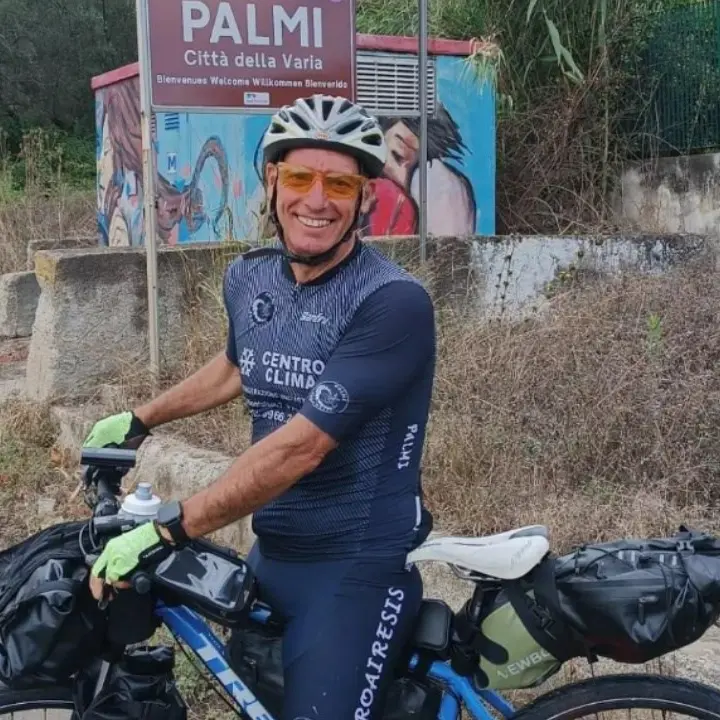 In sella a una bici per sostenere la ricerca sul cancro: l’impresa del calabrese Tato Ferraro