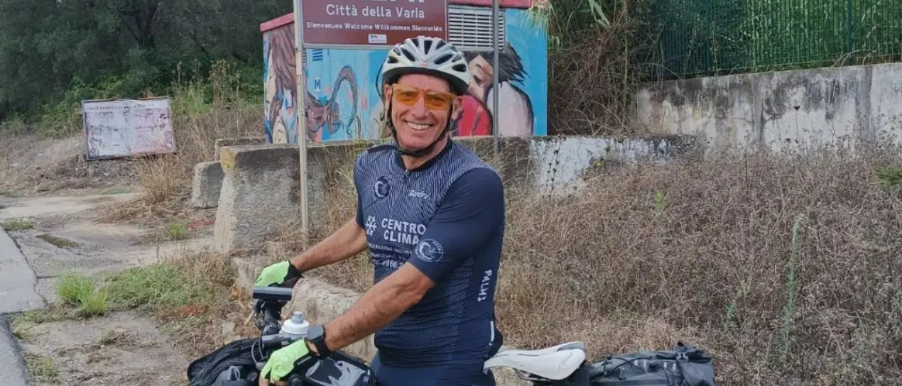 In sella a una bici per sostenere la ricerca sul cancro: l’impresa del calabrese Tato Ferraro