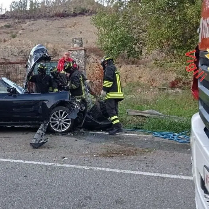 Tragico incidente a Borgia, auto impatta contro un muro dopo lo scontro con un’altra vettura: morto il conducente 51enne