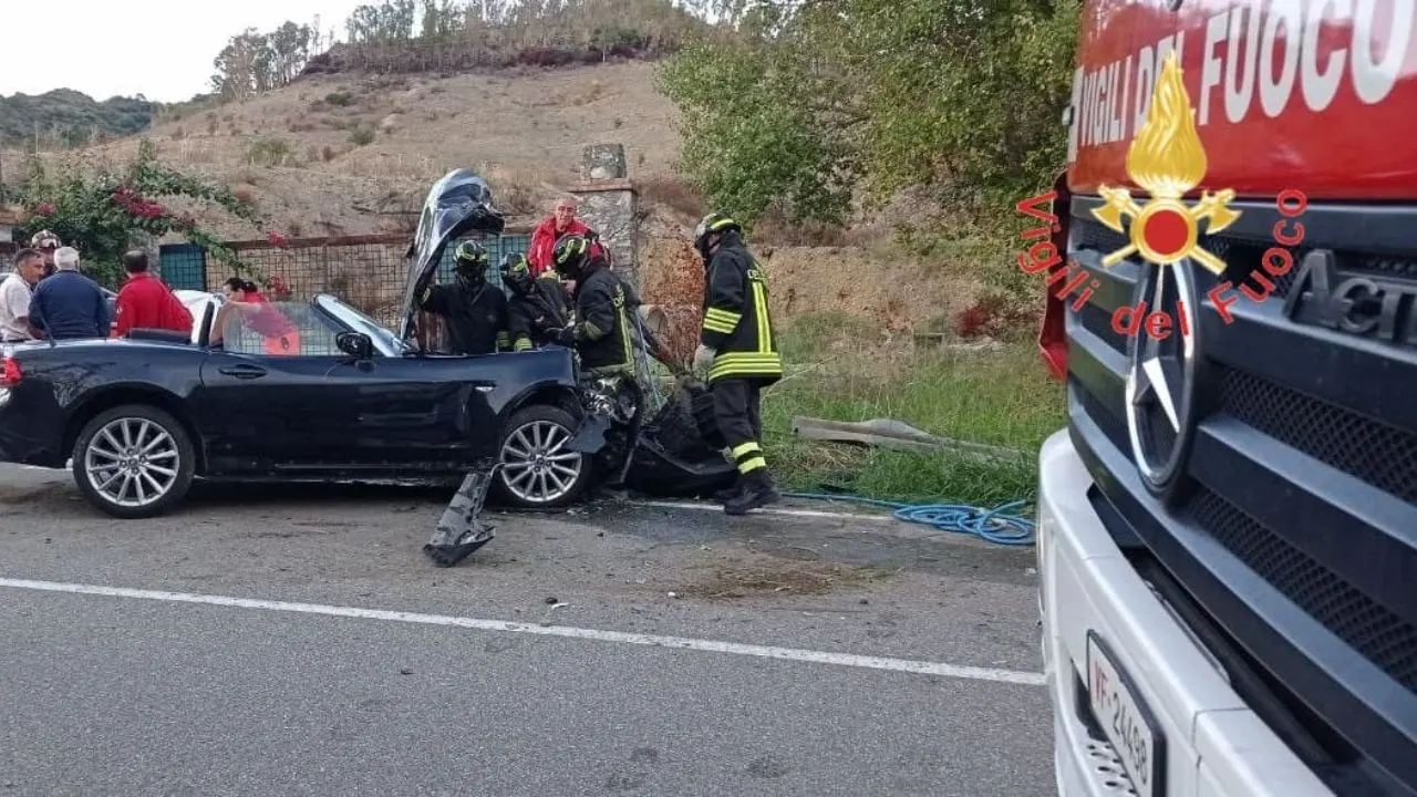 Tragico incidente a Borgia, auto impatta contro un muro dopo lo scontro con un’altra vettura: morto il conducente 51enne