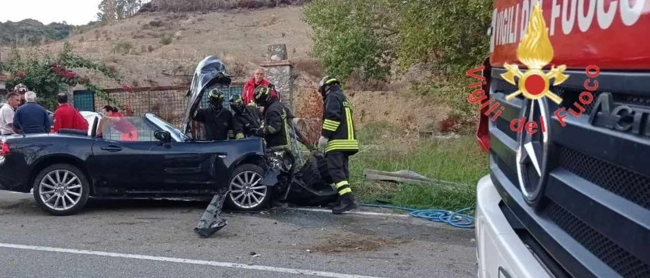 Tragico incidente a Borgia, auto impatta contro un muro dopo lo scontro con un’altra vettura: morto il conducente 51enne