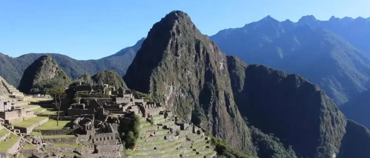 Bus si schianta in Perù e precipita per 15 metri: «Sei italiani tra le decine di feriti gravi»