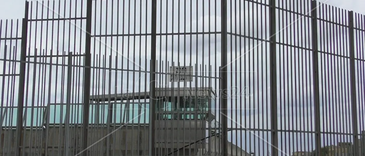 Nuova aggressione al Carcere di Catanzaro: detenuto si scaglia contro un agente di polizia penitenziaria