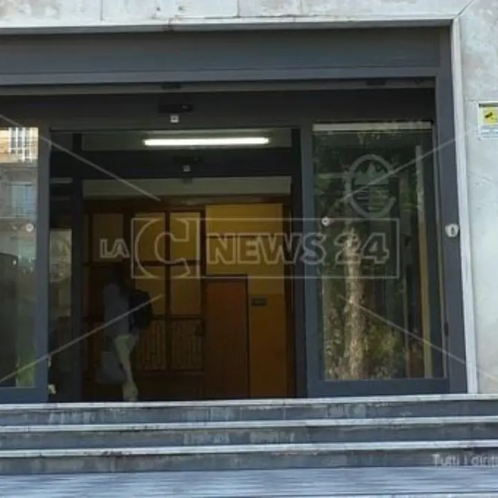 Dipendente da tre mesi in malattia ma secondo l’Asp di Catanzaro in realtà era al mare o dall’estetista: inviati gli atti alla Procura