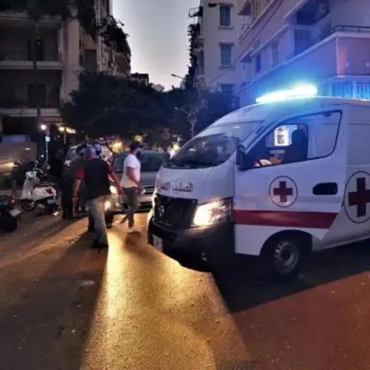 Libano, un attacco hacker fa esplodere centinaia di cercapersone nelle tasche degli Hezbollah: Beirut nel caos, oltre mille feriti
