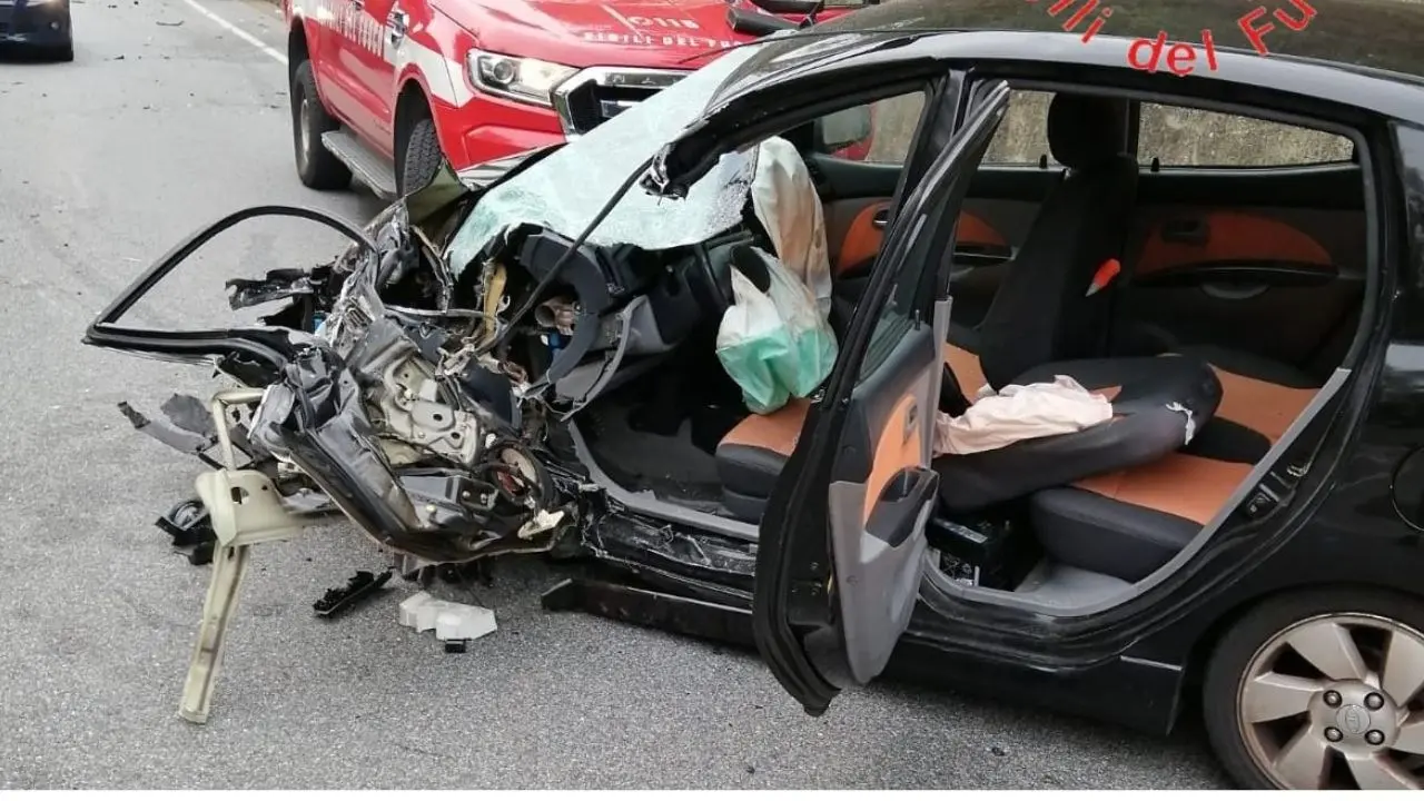 Incidente stradale nel Cosentino: violento impatto tra un auto ed un furgone, un ferito grave