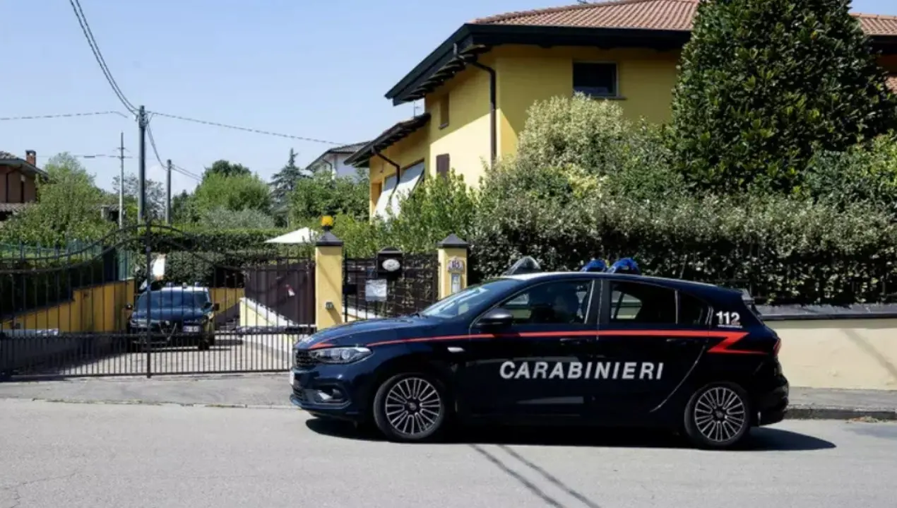 Neonati sepolti nel giardino di casa, nuovo sopralluogo dei carabinieri per cercare ulteriori resti del secondo corpicino