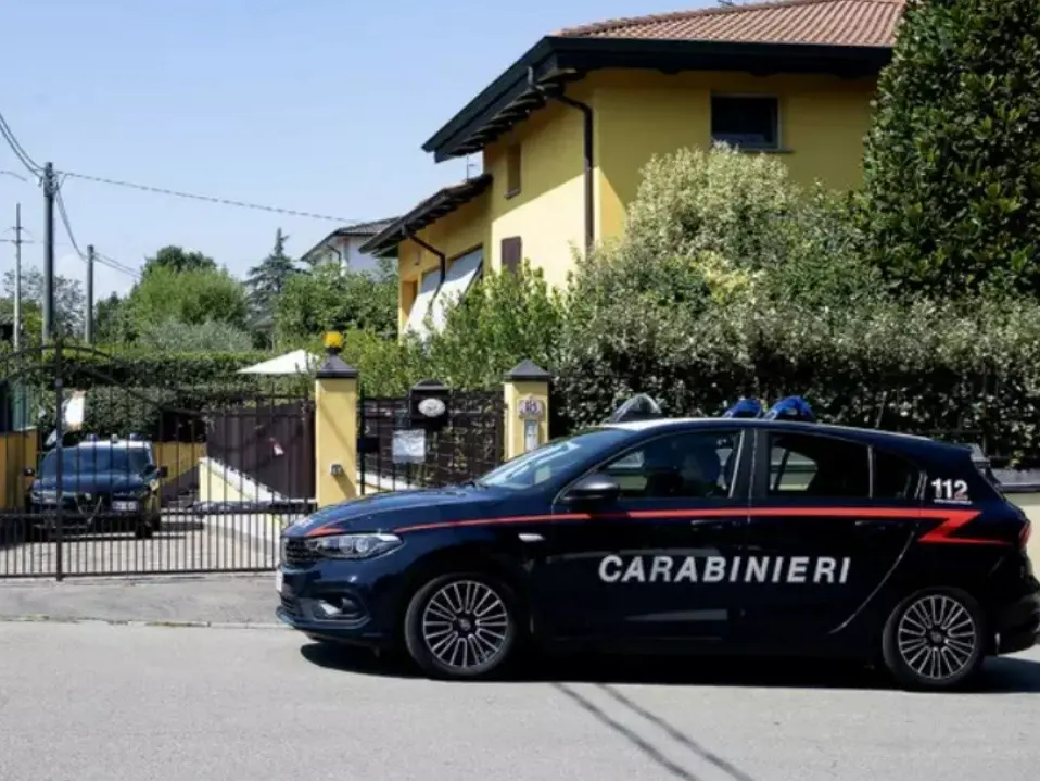 Neonati sepolti nel giardino di casa, nuovo sopralluogo dei carabinieri per cercare ulteriori resti del secondo corpicino