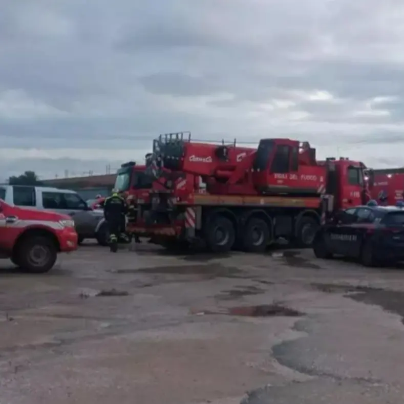 Vigile del fuoco muore travolto da fango e acqua: stava soccorrendo automobilisti rimasti in panne durante un nubifragio