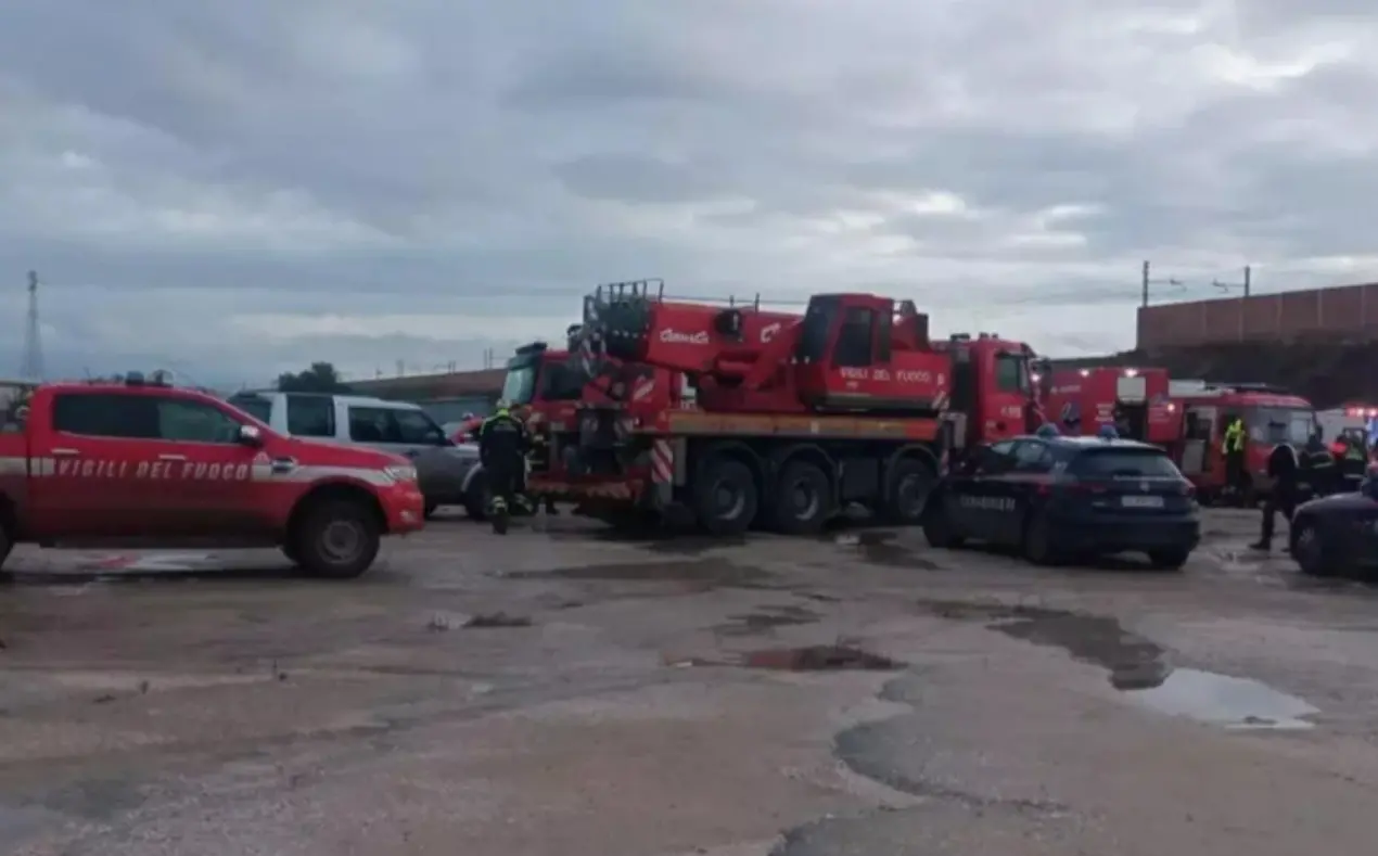 Vigile del fuoco muore travolto da fango e acqua: stava soccorrendo automobilisti rimasti in panne durante un nubifragio