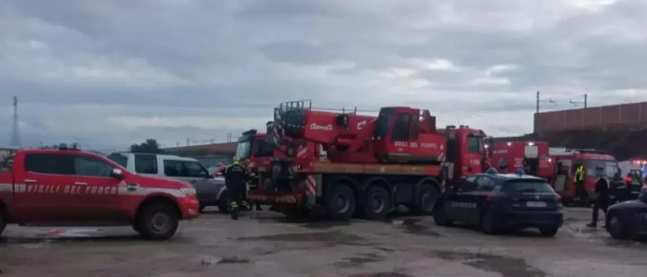 Vigile del fuoco muore travolto da fango e acqua: stava soccorrendo automobilisti rimasti in panne durante un nubifragio