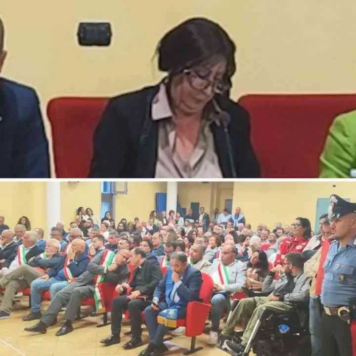 Cotronei, Consiglio comunale aperto dopo la violenza contro sindaco e dirigente. L’aggressore si scusa in pubblico