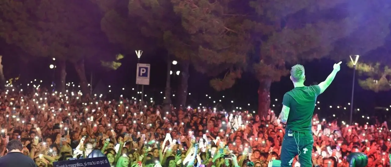 In migliaia a Reggio per Fedez tra musica, “appelli” e frecciatine: «Maria facci la grazia: libera Maysoon e liberaci da Salvini»