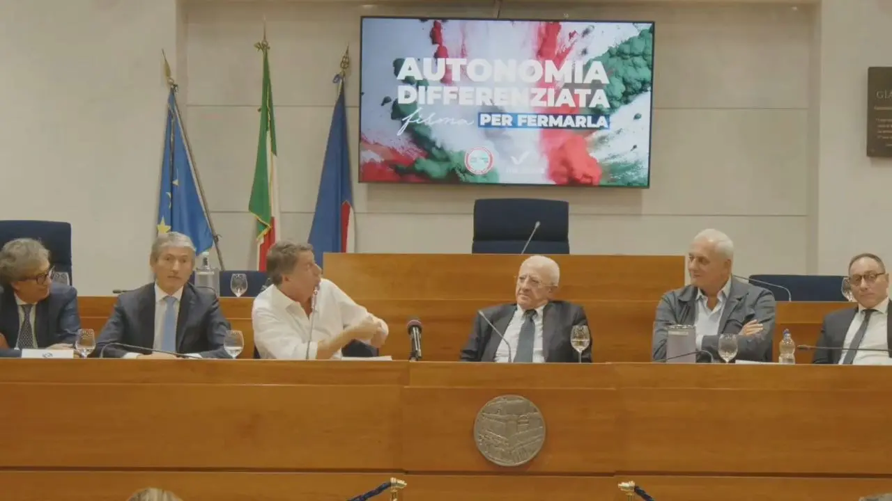 Renzi e De Luca, la strana coppia demolisce l’Autonomia differenziata. Il governatore: «Una truffa», il leader di Iv: «Spaccherà Fi»