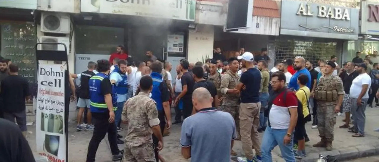 Nuovi attacchi in Libano, tre morti e centinaia di feriti per lo scoppio di walkie talkie e radio