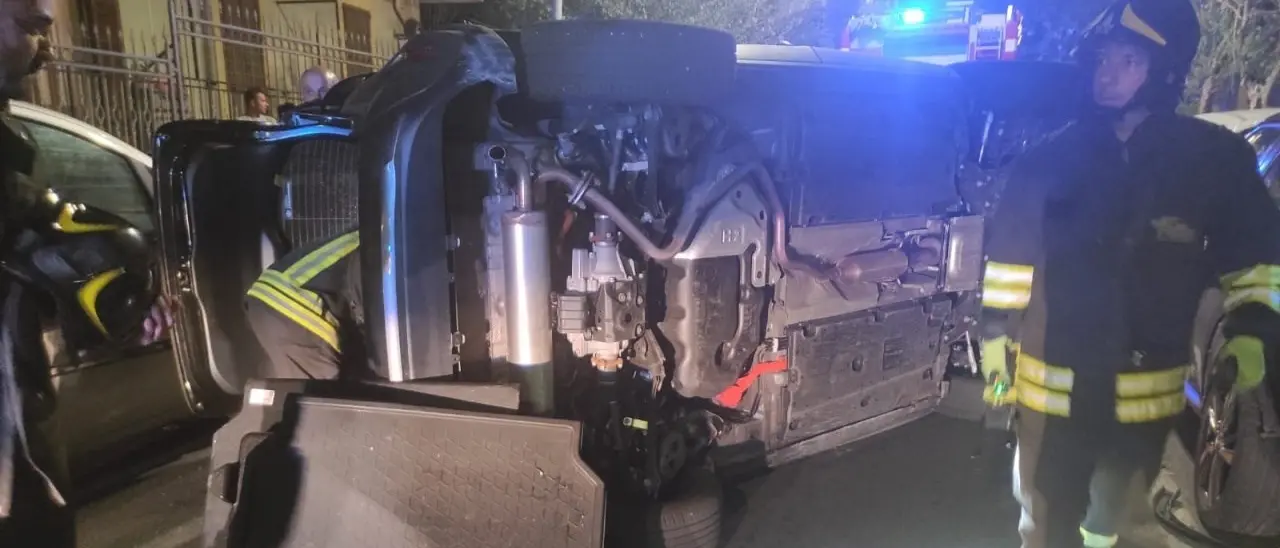 Crotone, auto si ribalta in pieno centro: lievemente ferito il conducente