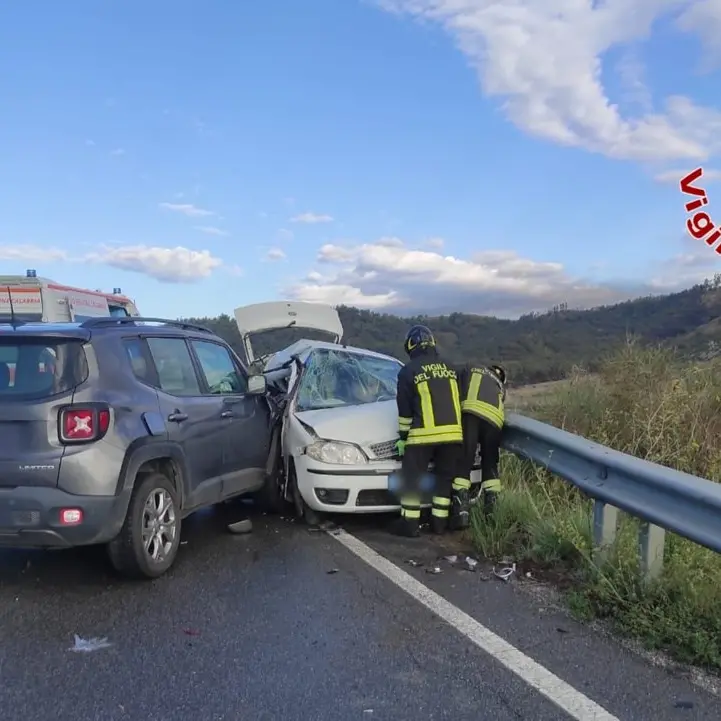 Morta la moglie del sindaco di Cutro in un incidente sulla 106: fatale l’impatto tra la sua e un’altra auto