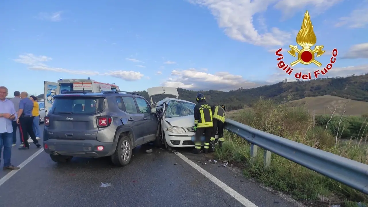 Morta la moglie del sindaco di Cutro in un incidente sulla 106: fatale l’impatto tra la sua e un’altra auto