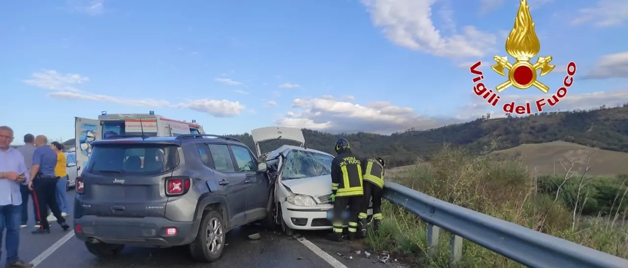 Morta la moglie del sindaco di Cutro in un incidente sulla 106: fatale l’impatto tra la sua e un’altra auto