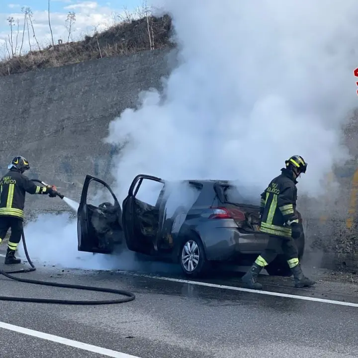 Crotone, va a fuoco un’auto sulla 106: il conducente riesce a uscire in tempo e a mettersi in salvo