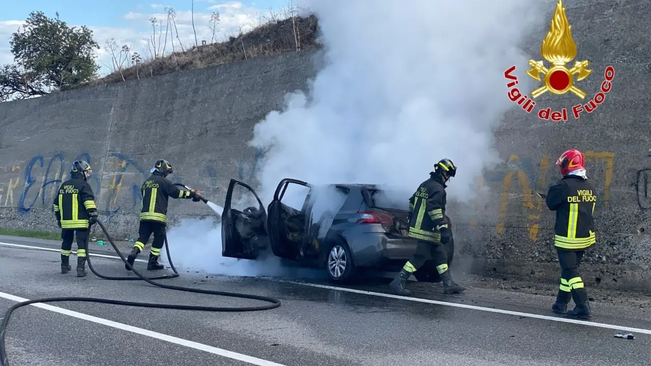 Crotone, va a fuoco un’auto sulla 106: il conducente riesce a uscire in tempo e a mettersi in salvo