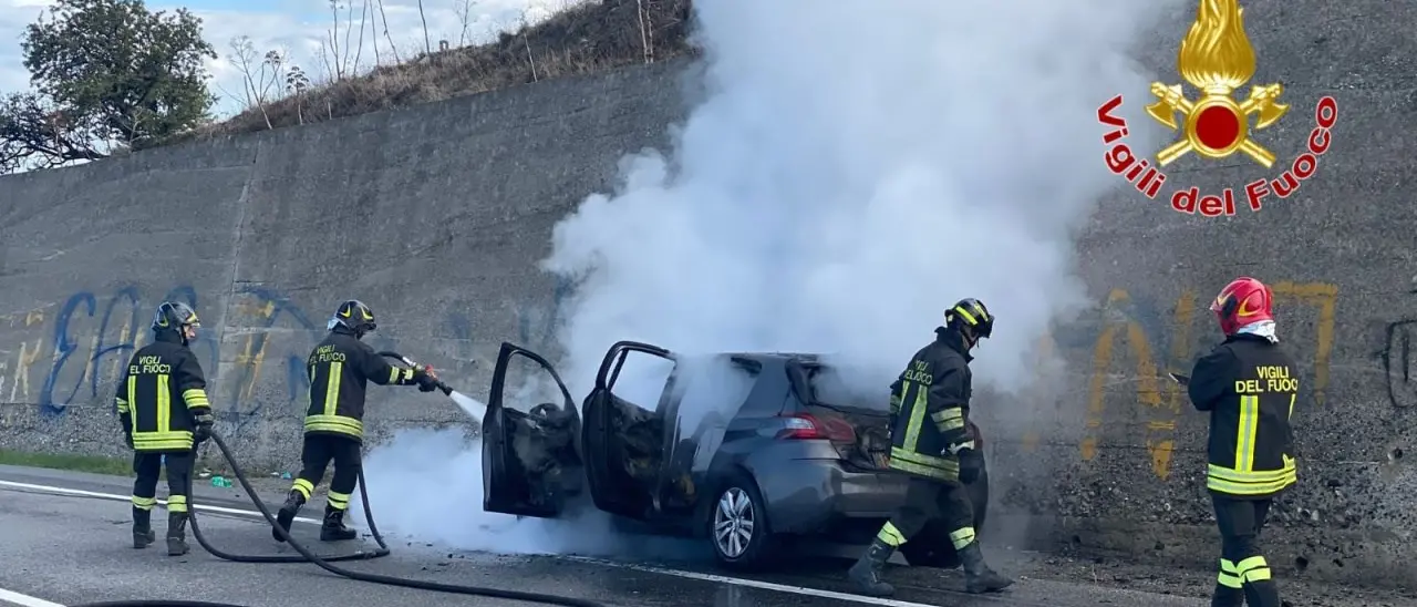 Crotone, va a fuoco un’auto sulla 106: il conducente riesce a uscire in tempo e a mettersi in salvo