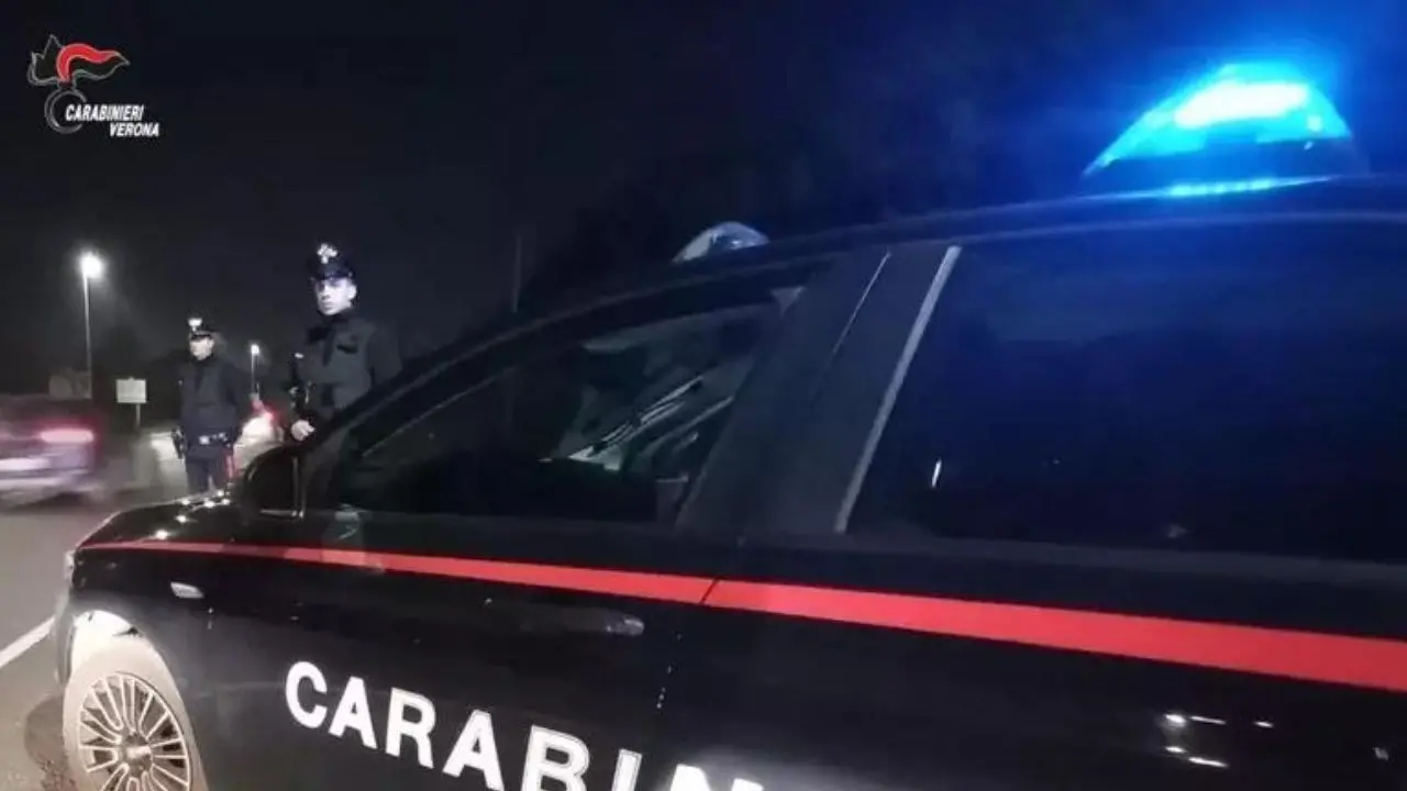 Donna uccisa in casa a colpi d’arma da fuoco, ferito gravemente il figlio 15enne forse nel tentativo di difenderla