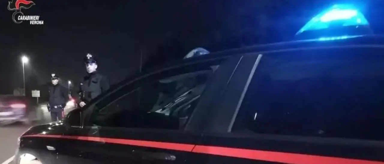 Donna uccisa in casa a colpi d’arma da fuoco, ferito gravemente il figlio 15enne forse nel tentativo di difenderla