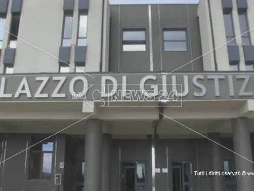 Sparatoria sul lungomare a Rossano, padre e figlio non rispondono ai gip: disposta la custodia cautelare in carcere