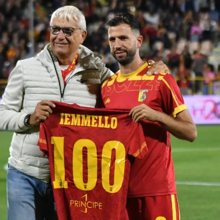 Catanzaro, capitan Iemmello premiato per le 100 presenze in maglia giallorossa