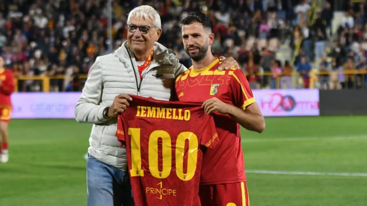 Catanzaro, capitan Iemmello premiato per le 100 presenze in maglia giallorossa