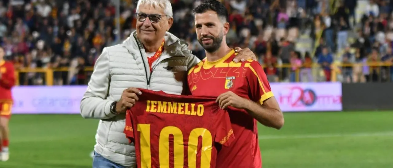 Catanzaro, capitan Iemmello premiato per le 100 presenze in maglia giallorossa