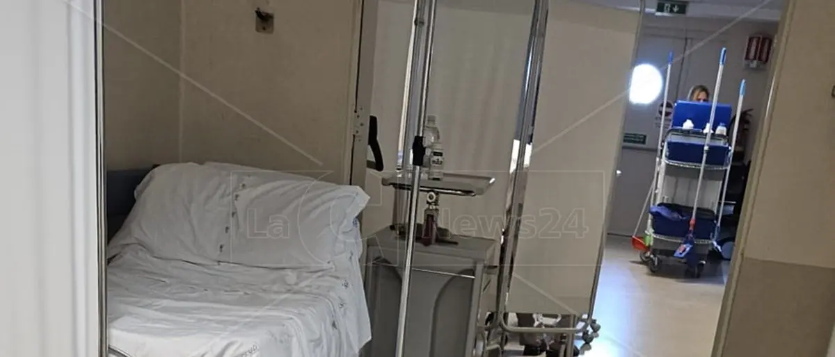 Precipitò dal tetto mentre lavorava, morto 70enne vibonese ricoverato all’ospedale di Catanzaro