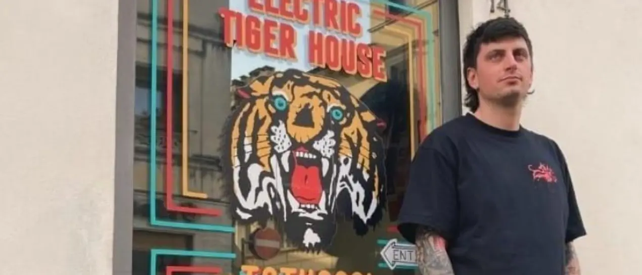 Tenta di difendere una donna da una rapina, 26enne muore accoltellato. Ferito l’amico