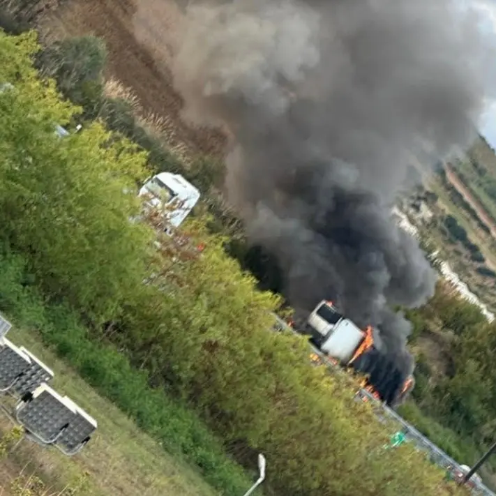 Rimorchio in fiamme tra gli svincoli di Frascineto e Sibari: traffico rallentato sull’A2