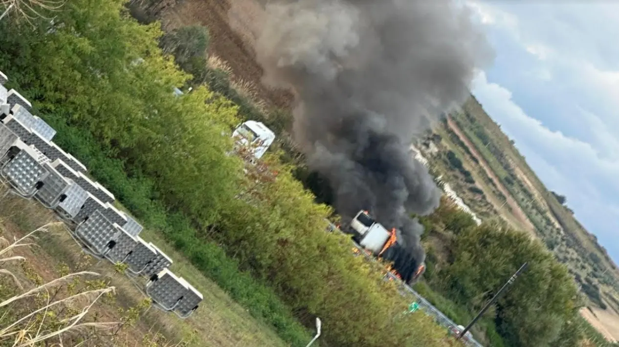 Rimorchio in fiamme tra gli svincoli di Frascineto e Sibari: traffico rallentato sull’A2