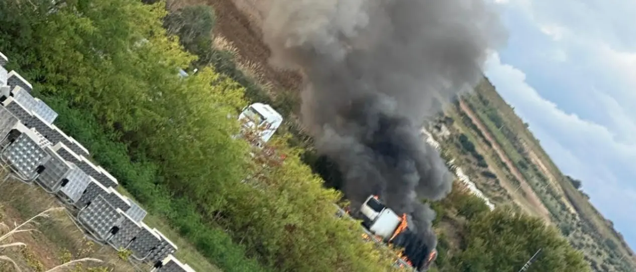Rimorchio in fiamme tra gli svincoli di Frascineto e Sibari: traffico rallentato sull’A2