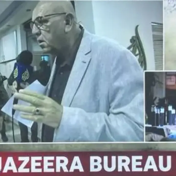 Pioggia di razzi su Israele dal Libano. Blitz dell’esercito nella sede di Al Jazeera, l’emittente chiusa per 45 giorni
