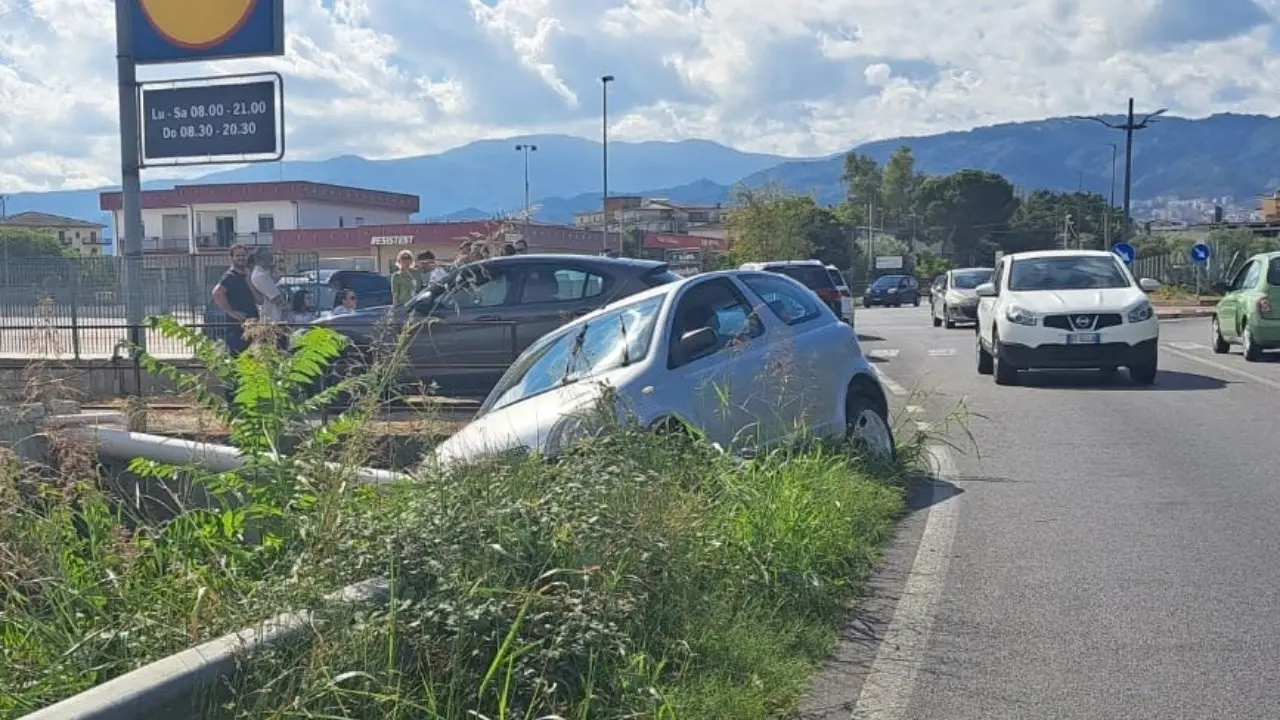 Corigliano Rossano, sbanda con l’auto per evitare un cane ma fortunatamente rimane illesa