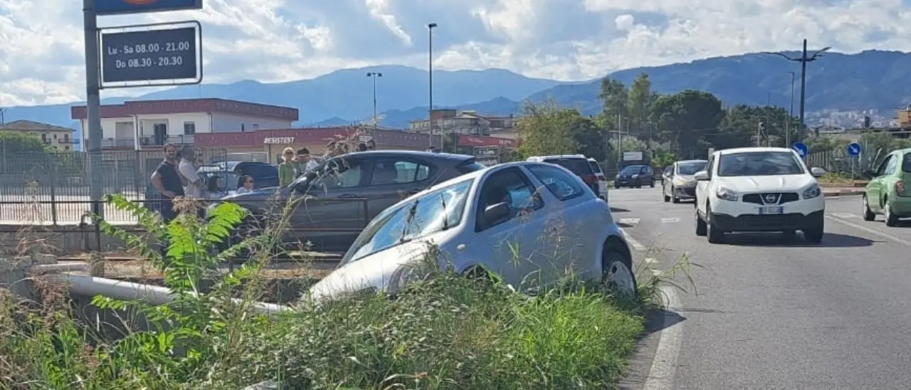 Corigliano Rossano, sbanda con l’auto per evitare un cane ma fortunatamente rimane illesa