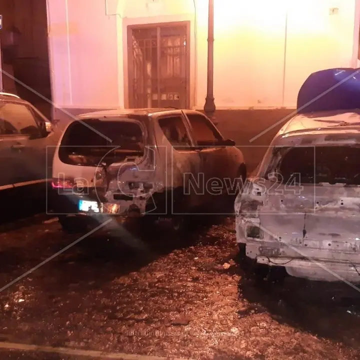 Corigliano Rossano, auto in fiamme nella notte in centro storico: si pensa a un’intimidazione