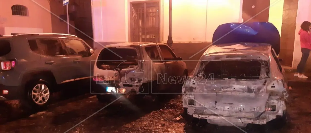 Corigliano Rossano, auto in fiamme nella notte in centro storico: si pensa a un’intimidazione