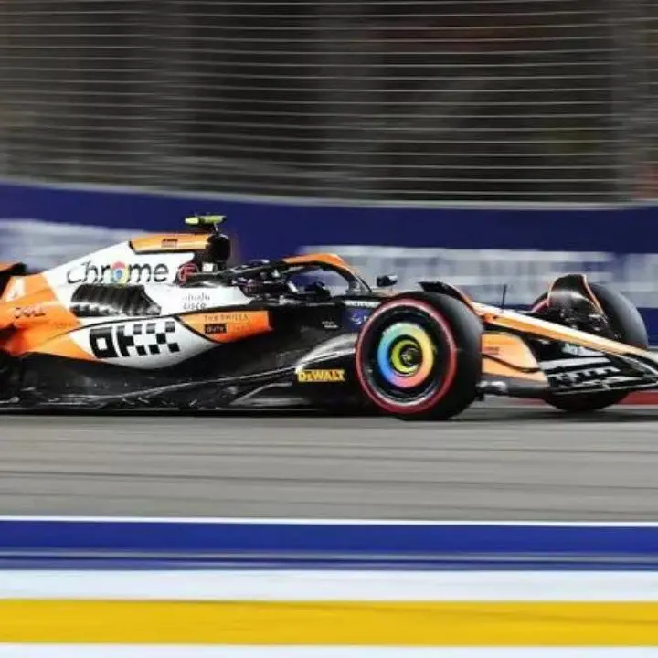 Formula Uno, Norris vince il Gp di Singapore. Dietro di lui Verstappen e Piastri, male la Ferrari