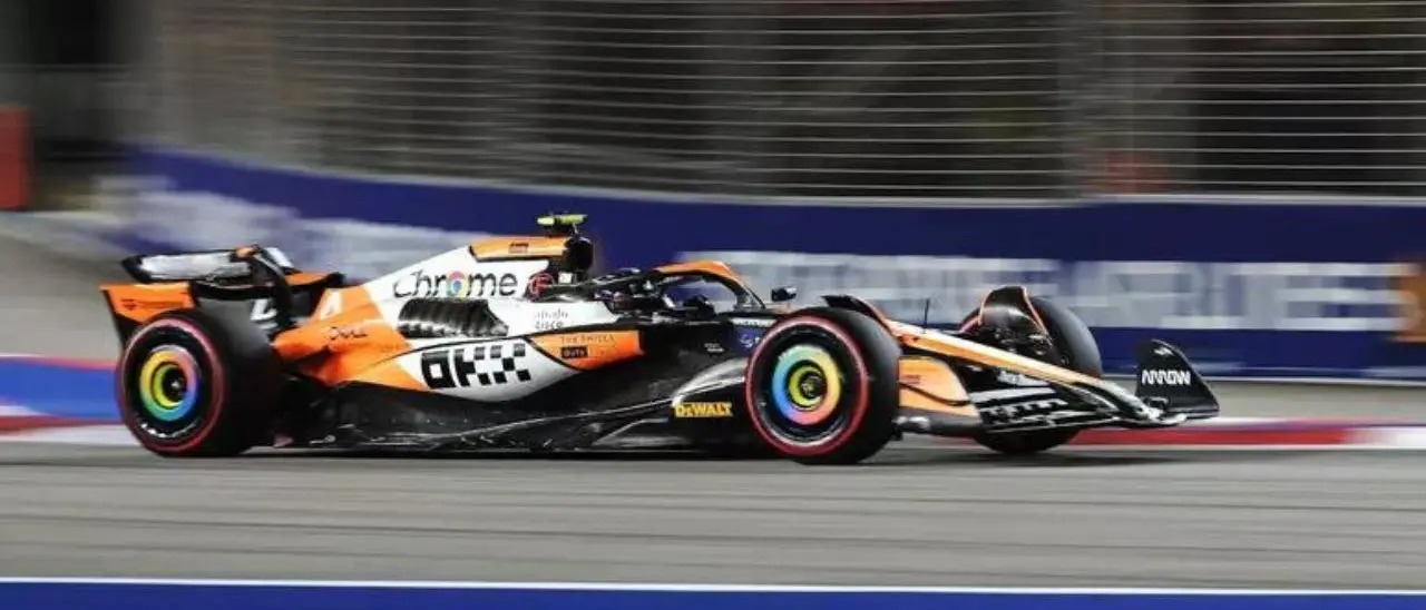 Formula Uno, Norris vince il Gp di Singapore. Dietro di lui Verstappen e Piastri, male la Ferrari