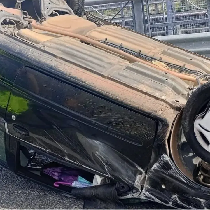Incidente sull’autostrada A2 del Mediterraneo, auto si ribalta: un ferito